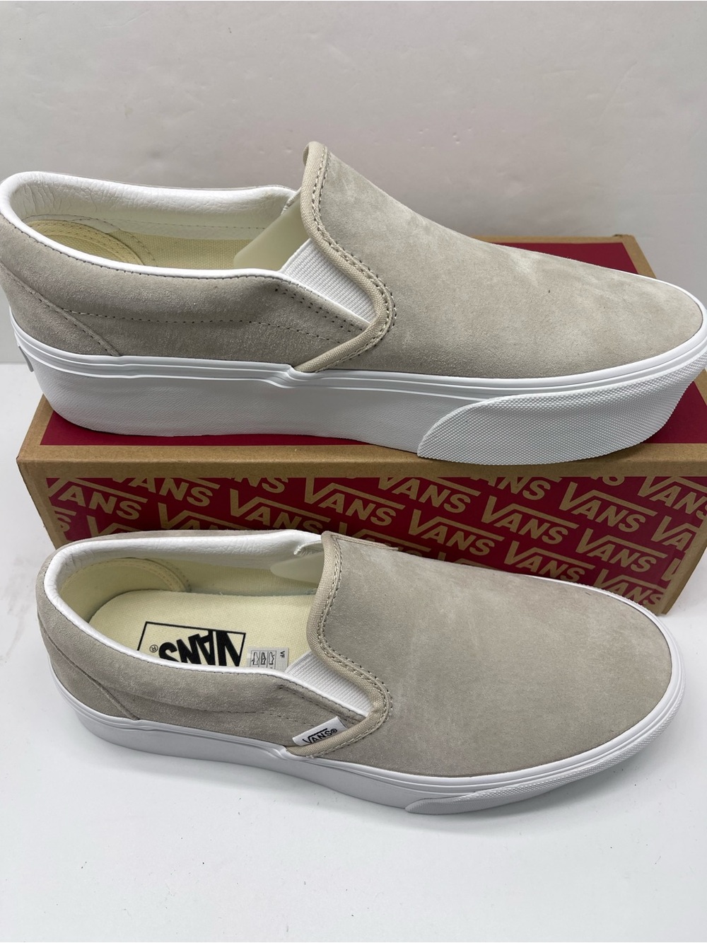 Vans Classic Slip-On Stackform
NUBUCK OATMEAL
VN000E8C2N1 Platform Sneakers - Picture 3 of 16